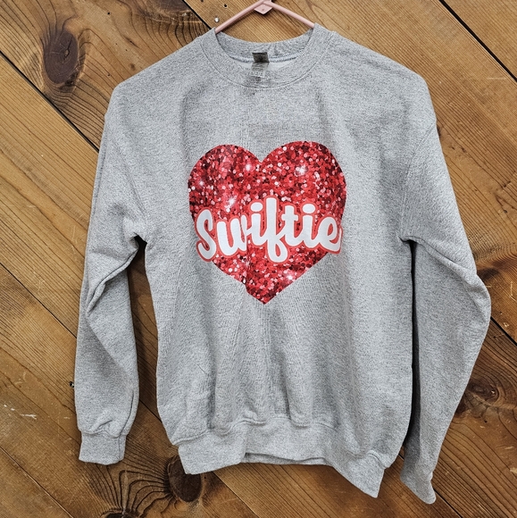Gildan Other - NEW Swiftie/Kelley sweatshirt